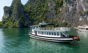 Vi vu mọi góc Hạ Long cùng dịch vụ tàu thăm vịnh của Viettour3mien
