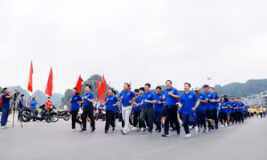 Trên 2.000 người tham gia phát động CVĐ “Toàn dân rèn luyện thân thể theo gương Bác Hồ” và Ngày chạy Olympic 