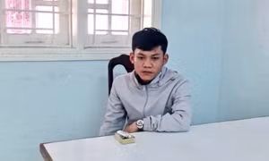 Không cho hát karaoke bằng loa kẹo kéo, nhân viên quán đâm bạn tử vong