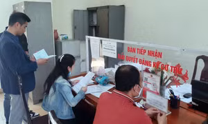 Bỏ sổ hộ khẩu và ‘gánh nặng’ xác nhận cư trú
