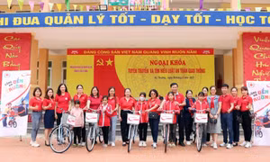 Trao tặng xe đạp cho học sinh khó khăn