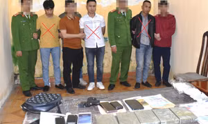 Mang súng K59 "hộ tống" 5 bánh heroin
