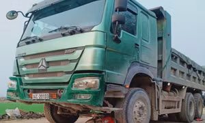 Bị xe tải cán trên đường đưa con đi học, 3 mẹ con tử vong ở Nghệ An