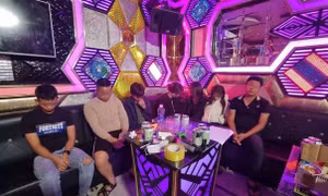 Góp tiền mua ma tuý, thuê phòng karaoke để 'bay lắc'