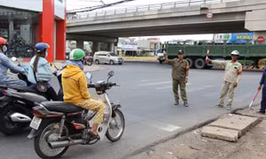 Biệt đội xe ôm ngăn tai nạn ở ngã tư “tử thần”