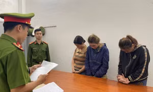 Ba "chị đẹp" giả danh bác sĩ để lừa bán thuốc "rởm"