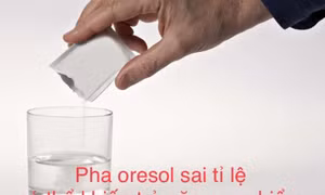 Bé trai 15 tháng tử vong do uống oresol bù nước pha sai tỉ lệ
