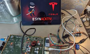 Hacker kiếm trăm nghìn USD vì hack xe Tesla