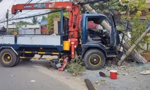 Xe tải cẩu lao qua đường tông xe máy, húc gãy trụ điện, 1 người tử vong