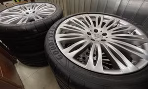 Tài xế đánh tráo 4 bánh xe Mercedes Maybach của bà chủ