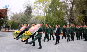 Bộ trưởng Bộ Quốc phòng thăm Đồn Biên phòng Pò Hèn và dâng hương tưởng niệm các Anh hùng liệt sĩ 