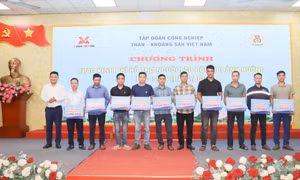 Trao kinh phí hỗ trợ đoàn viên Công đoàn, người lao động Than Hạ Long bị ảnh hưởng bởi bão số 3