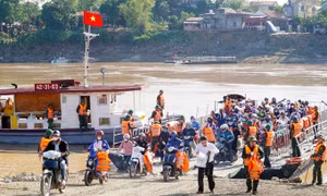 Tạm dừng lưu thông qua phà để chuẩn bị lắp lại cầu phao Phong Châu