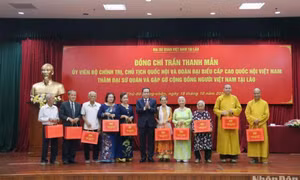Chủ tịch Quốc hội Trần Thanh Mẫn thăm Đại sứ quán và gặp gỡ đại diện cộng đồng người Việt Nam tại Lào
