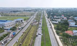 Xe tải mất lái, lật chắn ngang cao tốc Hà Nội - Thái Nguyên