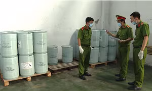 Công an TPHCM bắt 17 người, thu giữ hơn 9 tấn chất độc Xyanua