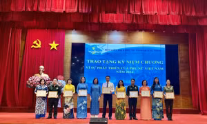 Biểu dương nữ cán bộ, đoàn viên công đoàn, cán bộ Hội LHPN tiêu biểu