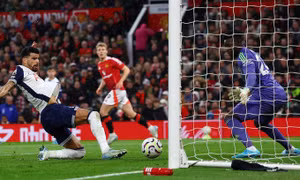 Man Utd gặp Tottenham ở tứ kết Cup Liên đoàn