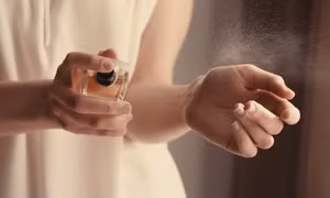 Mẹo sử dụng nước hoa lưu mùi thơm lâu