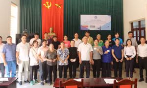 Tặng 25 thẻ BHYT cho người dân Bình Liêu có hoàn cảnh khó khăn bị ảnh hưởng bởi bão số 3