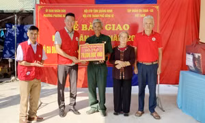 Bàn giao nhà nhân đạo cho hộ cận nghèo tại Uông Bí