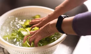 Sai lầm khi rửa rau sống bằng nước muối