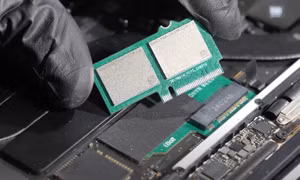 Một YouTuber tìm ra cách nâng cấp SSD trên MacBook