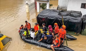 Philippines: Nhiều người mắc kẹt trong nước lũ do bão Trami