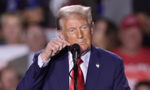 Ông Trump dẫn trước bà Harris trong khảo sát toàn quốc