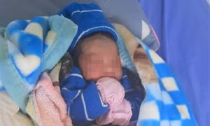 Bé trai còn nguyên dây rốn bị bỏ rơi trong vườn cà phê