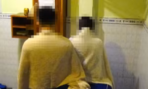 Cảnh sát hình sự 'sờ gáy' loạt cơ sở massage để nhân viên nữ 'tắm tiên' cùng khách
