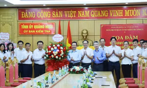 Phó Chủ nhiệm Ủy ban Kiểm tra Trung ương Nghiêm Phú Cường chúc mừng Ủy ban Kiểm tra Tỉnh ủy nhân ngày truyền thống
