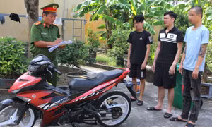 Khởi tố nhóm cầm dao đe dọa dân, đâm trọng thương công an