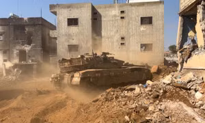 Xe tăng Israel bị tố đâm sập cổng căn cứ Liên hợp quốc ở Lebanon
