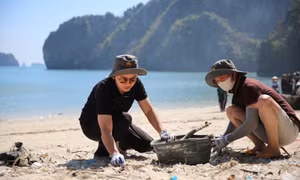 Chung tay thu gom rác làm sạch Vịnh Hạ Long
