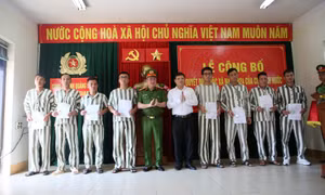 Trao Quyết định đặc xá của Chủ tịch nước cho 16 phạm nhân