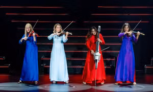 Nhóm Bond chơi nhạc Lady Gaga ở Hà Nội