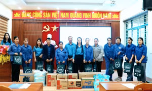 LĐLĐ huyện Vân Đồn trao 160 suất quà hỗ trợ cho đoàn viên bị thiệt hại do bão số 3 