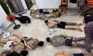 Bắt đối tượng truy nã đặc biệt nguy hiểm đang "phê" ma túy, thu giữ 2 khẩu súng