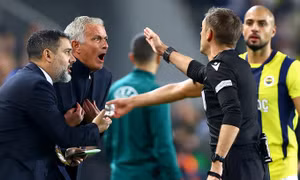 Man Utd hòa Fenerbahce khi Mourinho bị đuổi