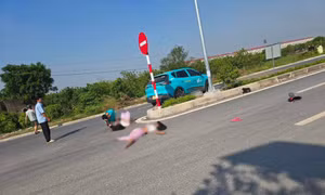 Camera toàn cảnh chiếc taxi chạy tốc độ cao đâm 2 bé gái đi xe đạp điện