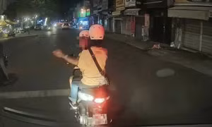 Người đàn ông chặn đầu, thách thức tài xế xe cấp cứu ở TP.HCM