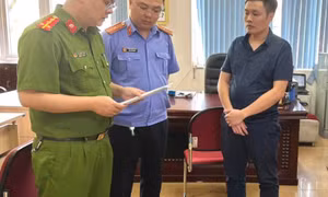 Trưởng phòng giao dịch Ngân hàng bị bắt vì tham ô, làm giả con dấu, tài liệu của cơ quan, tổ chức