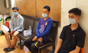 Vi phạm Chỉ thị 16, cả gia đình người bán rong chống đối tổ công tác