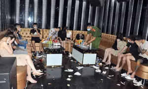 Bắt quả tang gần 50 khách làng chơi và tiếp viên nữ mở tiệc 'ma túy' trong quán karaoke