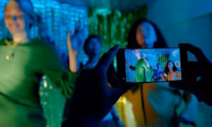 Thử đồ qua công nghệ thực tế ảo với 5G: Viễn cảnh tương lai của ngành thời trang thế giới