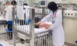 Hiểm họa khi cho trẻ ngồi trước người điểu khiển xe máy