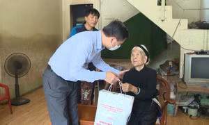 Phó Chủ tịch UBND tỉnh Bùi Văn Khắng thăm, tặng quà người có công nhân kỷ niệm 74 năm Ngày Thương binh - Liệt sỹ