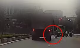 Tạt đầu xe container, người đàn ông bị cuốn vào gầm