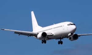 Máy bay Boeing 737 lao xuống biển